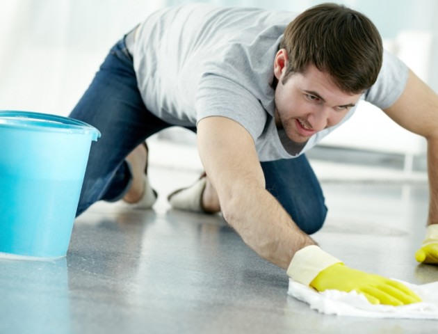 Anche gli uomini svolgono i lavori domestici